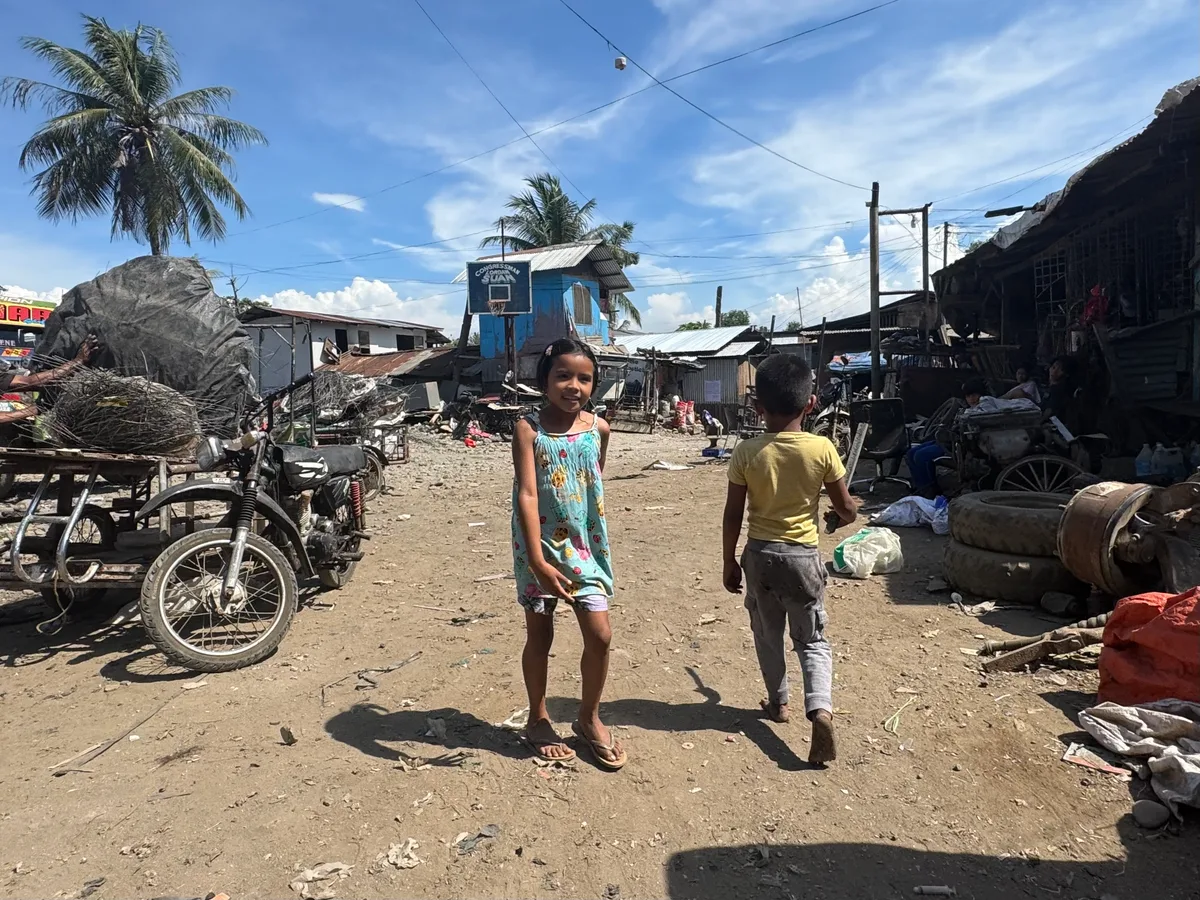 Die Kinder sind oft ohne Begleitung von Erwachsenen auf der Deponie unterwegs – nicht alle von ihnen haben Schuhe. Zwei Kinder, die auf der Müllhalde spielen.